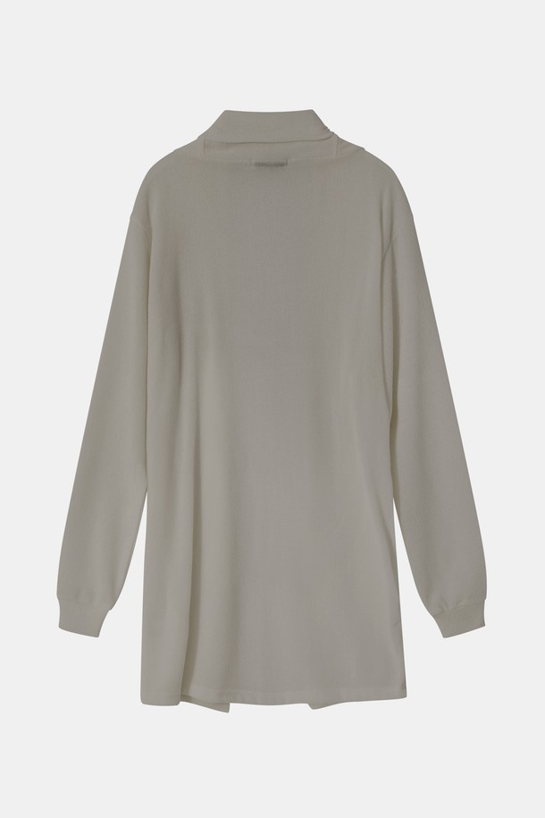 멀티컬러 미들 숄 가디건 CKA103A는 여성용 니트/스웨터 상의입니다. 부드러운 촉감의 니트 소재로 제작되었으며, 봄, 가을에 착용하기 적합합니다. 베이직 스타일의 레귤러핏 디자인으로, 숄 카라와 긴 소매가 특징입니다. 얇은 두께감으로 간절기에 편안하게 착용할 수 있으며, 오픈형 디자인으로 다양한 스타일 연출이 가능합니다. 클래식, 미니멀, 캐주얼 룩에 모두 잘 어울리는 멀티컬러 미들 숄 가디건입니다.
