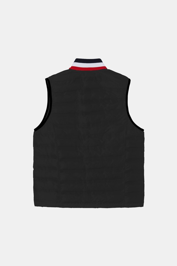 경량 삼색 카라 패딩 조끼 CJP146은 가을, 겨울철 일상 및 산책룩에 활용하기 좋은 아우터입니다. 블랙, 화이트, 레드 세 가지 색상으로 출시되어 다양한 스타일 연출이 가능하며, 캐주얼, 스포티, 미니멀 무드를 연출하기 좋습니다. 가볍고 따뜻한 나일론 소재를 사용하여 보온성을 높였으며, 부드러운 촉감과 레귤러핏으로 편안하게 착용할 수 있습니다. 카라 디테일과 지퍼 포켓이 있어 실용성을 더했으며, 민소매 디자인으로 활동성을 높였습니다.
