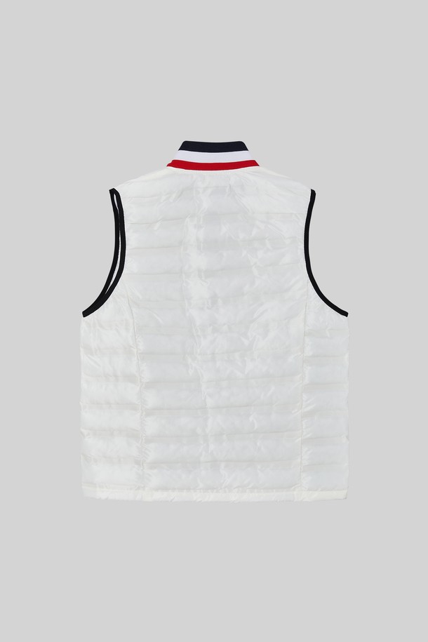 경량 삼색 카라 패딩 조끼 CJP146은 캐주얼, 스포티, 미니멀 스타일을 모두 아우르는 겨울철 필수 아이템입니다. 가볍고 따뜻한 나일론 소재에, 블랙, 화이트, 레드의 세련된 삼색 배색이 돋보입니다. 레귤러핏으로 편안하게 착용 가능하며, 집업 여밈 방식과 지퍼 포켓, 카라 디테일로 실용성을 더했습니다. 여행이나 캠핑 등 다양한 TPO에 활용하기 좋습니다. 
