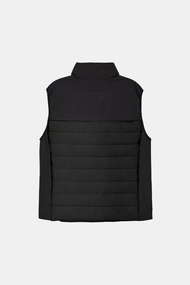 웰론 스트레치 패딩 베스트 CJP147은 겨울철 일상에서 캐주얼하고 스포티한 스타일을 연출하기 좋은 남녀 공용 패딩 베스트입니다. 부드러운 촉감의 웰론과 나일론 소재를 사용하여 보온성과 편안한 착용감을 동시에 제공하며, 레귤러핏으로 제작되어 활동성을 높였습니다. 무지 디자인과 블랙 컬러는 어떤 옷에도 쉽게 매치할 수 있으며, 집업 여밈 방식으로 간편하게 입고 벗을 수 있습니다. 신축성 있는 스트레치 소재는 편안한 움직임을 보장하며 민소매 디자인으로 활동성을 더했습니다.
