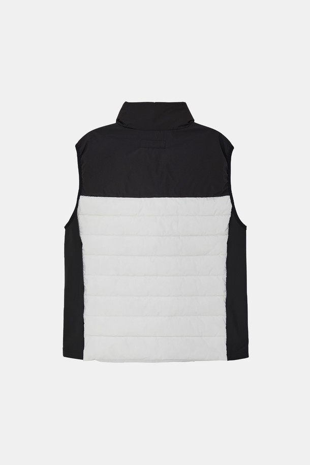 웰론 스트레치 패딩 베스트 CJP147는 겨울철 따뜻함과 스타일을 동시에 만족시키는 공용 패딩 베스트입니다. 부드러운 웰론 소재와 나일론 소재를 사용하여 편안한 착용감을 선사하며, 두꺼운 두께감으로 보온성을 높였습니다. 블랙, 화이트 두 가지 깔끔한 컬러로 출시되어 어떤 옷에도 쉽게 매치할 수 있으며, 캐주얼, 스포티, 미니멀 스타일을 즐겨 입는 분들께 추천합니다. 집업 스타일의 레귤러핏으로 활동성을 높였으며, 스트레치 기능이 있어 편안한 움직임을 보장합니다. 민소매 디자인으로 다양한 레이어드 연출이 가능하며, 일상에서 폭넓게 활용할 수 있습니다.
