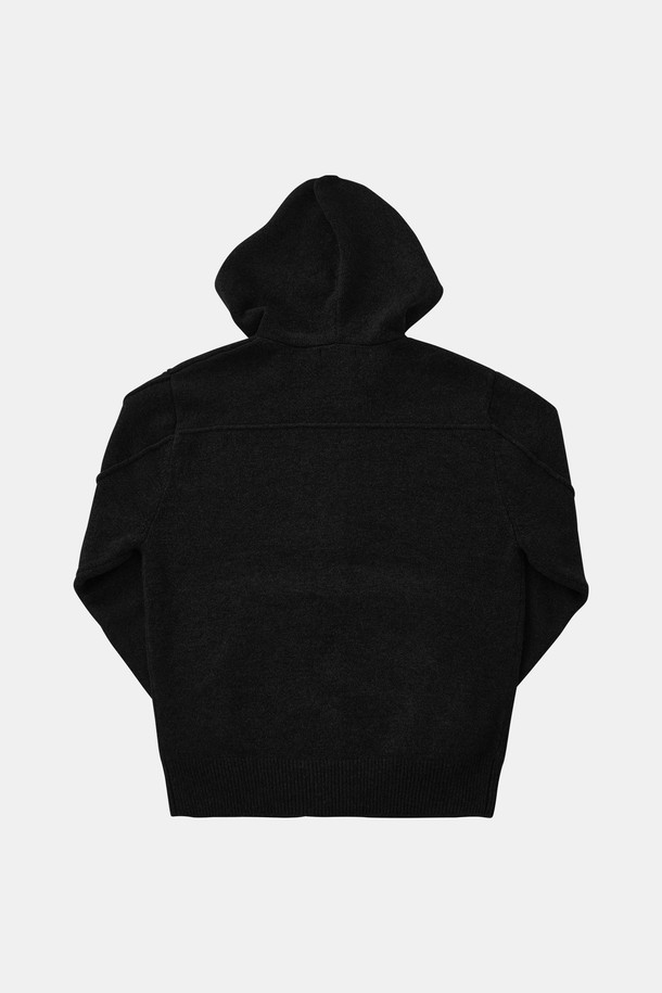 **후드 집업 니트 가디건 CKA105**

부드러운 니트 소재로 제작된 블랙 컬러의 후드 집업 가디건입니다. 가을과 겨울에 따뜻하게 착용할 수 있는 두꺼운 두께감의 레귤러핏 제품입니다. 베이직하고 캐주얼한 스타일로, 집콕룩이나 산책룩 등 편안한 TPO에 적합합니다. 긴 소매와 후드 디자인으로, 미니멀하고 클래식한 스타일을 연출할 수 있습니다. 무지 패턴으로 다양한 코디에 활용하기 좋은 데일리 아이템입니다.
