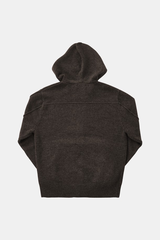 **후드 집업 니트 가디건 CKA105**

다크 브라운 컬러의 후드 집업 니트 가디건입니다. 가을, 겨울 시즌에 어울리는 두꺼운 두께감과 부드러운 촉감이 특징입니다. 레귤러핏으로 제작되었으며, 캐주얼하고 베이직한 스타일을 연출하기 좋습니다. 무지 디자인으로 다양한 룩에 활용하기 용이하며, 긴 소매와 후드 디테일이 있습니다. 일상생활에서 편안하게 착용할 수 있는 캐주얼 스타일의 니트 가디건입니다.
