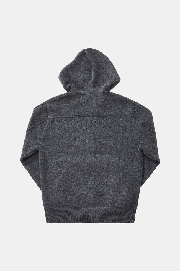 후드 집업 니트 가디건 CKA105는 부드러운 촉감의 니트 소재로 제작되어 가을, 겨울철 따뜻하게 입을 수 있는 남녀 공용 의류입니다. 차콜 그레이 색상의 무지 디자인에 레귤러 핏으로 제작되어 베이직하고 캐주얼한 스타일을 연출합니다. 넉넉한 두께감과 긴 소매 기장으로 보온성을 높였으며, 후드 디자인과 집업 여밈 방식으로 편안하게 착용할 수 있습니다. 일상생활은 물론, 집콕룩이나 캠핑룩으로도 활용 가능하며, 포켓 디테일로 실용성을 더했습니다. 캐주얼, 미니멀, 클래식 스타일을 즐겨 입는 분들께 추천합니다.
