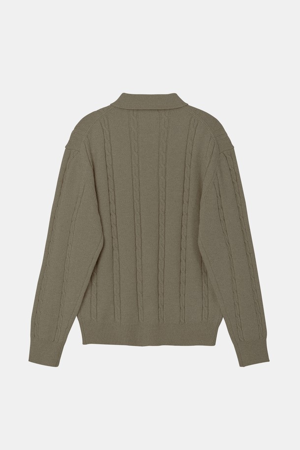 멀티컬러 케이블 니트 가디건 CKA106은 여성용으로, 봄, 가을에 어울리는 얇은 두께감의 크롭 기장 니트 가디건입니다. 부드러운 촉감의 니트 소재로 제작되었으며, 베이직한 스타일의 레귤러핏으로 편안하게 착용할 수 있습니다. 케이블 패턴과 버튼 여밈 디테일이 특징이며, 캐주얼, 클래식, 미니멀 스타일을 즐겨 입는 분들께 추천합니다. 긴 소매 기장으로 간절기에도 따뜻하게 입을 수 있습니다.
