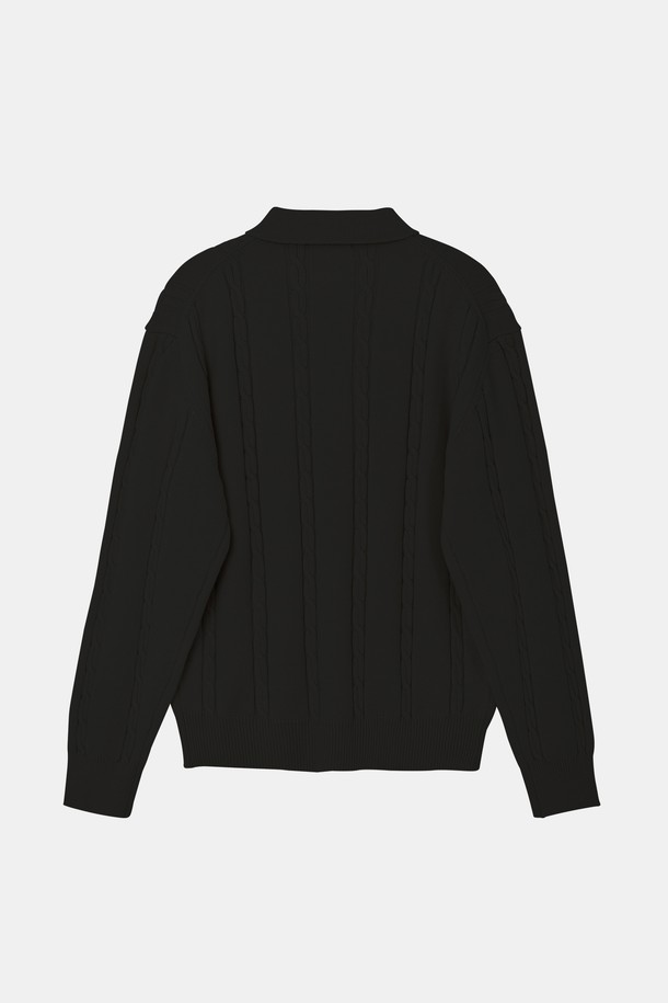 멀티컬러 케이블 니트 가디건 CKA106은 여성용 상의로, 가을과 겨울에 따뜻하게 착용할 수 있는 두꺼운 울 소재의 가디건입니다. 베이직 스타일의 레귤러 핏 디자인으로, 라운드넥에 긴 소매 기장과 버튼 여밈 방식으로 제작되었습니다. 다양한 색상이 조화롭게 어우러진 멀티컬러 케이블 패턴이 특징이며, 부드러운 촉감으로 편안하게 착용할 수 있습니다. 클래식, 미니멀, 캐주얼 스타일을 모두 아우르는 활용도 높은 아이템입니다.
