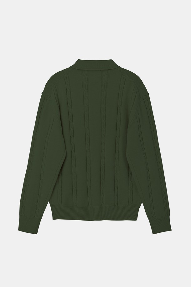 멀티컬러 케이블 니트 가디건 CKA106은 여성용 니트/스웨터입니다. 가을과 겨울에 착용하기 좋은 두꺼운 두께의 라운드넥 긴소매 가디건으로, 부드러운 촉감의 니트 소재로 제작되었습니다. 베이직 스타일의 레귤러핏 디자인에 케이블 패턴이 돋보이며, 버튼 여밈 방식으로 편안하게 착용할 수 있습니다. 클래식, 미니멀, 캐주얼 스타일을 즐겨 입는 분들께 추천하는 아이템입니다.
