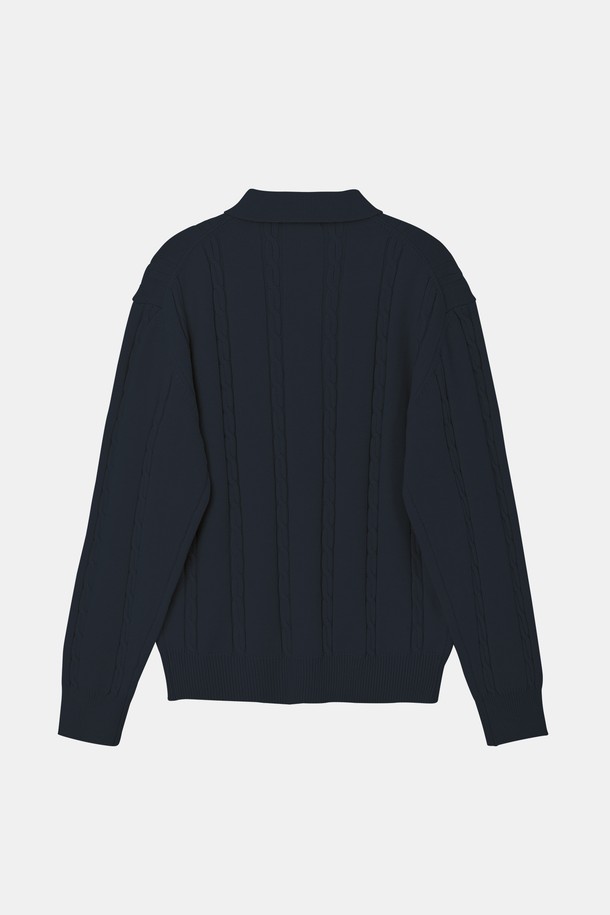 멀티컬러 케이블 니트 가디건 CKA106은 여성용 상의 니트/스웨터 카테고리에 속하며, 봄, 가을, 겨울 계절에 착용하기 좋습니다. 부드러운 울 소재에 두꺼운 두께감으로 포근함을 더하고, 브이넥 디자인과 레귤러핏으로 편안한 착용감을 선사합니다. 케이블 패턴의 멀티컬러 배색이 돋보이며, 긴소매와 버튼 여밈 방식으로 캐주얼하면서도 클래식한 무드를 연출합니다. 일상에서 다양한 스타일로 활용하기 좋은 아이템입니다.
