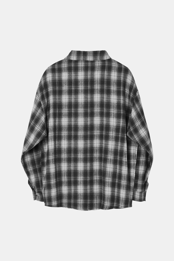 루즈핏 브러쉬 체크 셔츠 CSH107는 남녀 모두 착용 가능한 캐주얼 셔츠입니다. 부드러운 면 소재로 제작되어 편안한 착용감을 제공하며, 봄, 가을에 적합합니다. 블랙, 화이트, 그레이 세 가지 색상으로 출시되었으며, 넉넉한 루즈핏과 레귤러 기장으로 편안한 스타일을 연출합니다. 체크 패턴과 긴 소매, 카라 디자인이 특징이며, 포켓 디테일이 실용성을 더합니다. 출근룩과 비즈니스 캐주얼, 캐주얼, 클래식, 미니멀 스타일 모두 소화 가능한 활용도 높은 아이템입니다.
