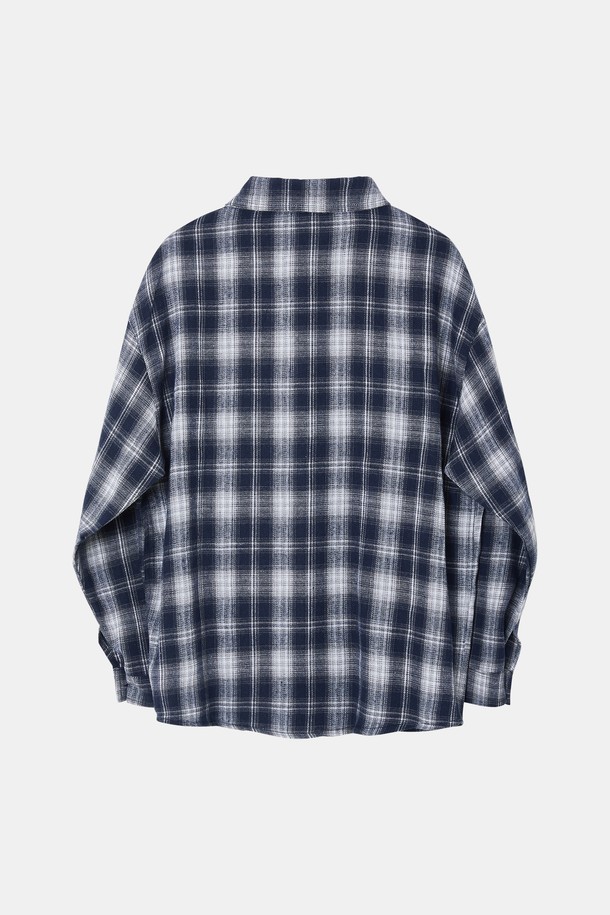 루즈핏 브러쉬 체크 셔츠 CSH107는 블랙과 화이트 컬러의 면 소재로 제작된 남녀 공용 셔츠입니다. 봄, 가을 시즌에 적합하며, 캐주얼 및 베이직 스타일을 연출하기 좋습니다. 루즈핏으로 편안한 착용감을 선사하며, 레귤러 기장의 긴 소매와 카라, 포켓 디테일이 특징입니다. 출근룩과 비즈니스 캐주얼, 캐주얼, 클래식, 미니멀 스타일 모두 소화 가능한 활용도 높은 아이템입니다. 부드러운 촉감의 브러쉬 체크 패턴이 돋보이는 셔츠입니다.
