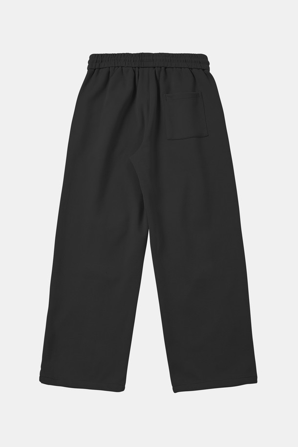 리벳 포인트 밴딩 스웻 팬츠 CPT165는 면 소재의 부드러운 촉감이 돋보이는 반바지입니다. 캐주얼, 스포티, 미니멀 스타일을 소화하기 좋으며, 일상, 산책, 여행 등 다양한 TPO에 활용 가능합니다. 루즈핏으로 편안한 착용감을 선사하며, 허리 밴딩과 리벳 디테일, 포켓으로 실용성을 더했습니다. 봄, 가을 시즌에 적합한 두께감으로, 남녀 모두에게 잘 어울리는 아이템입니다. 무지 디자인으로 어떤 상의와도 쉽게 매치할 수 있어 활용도가 높습니다.
