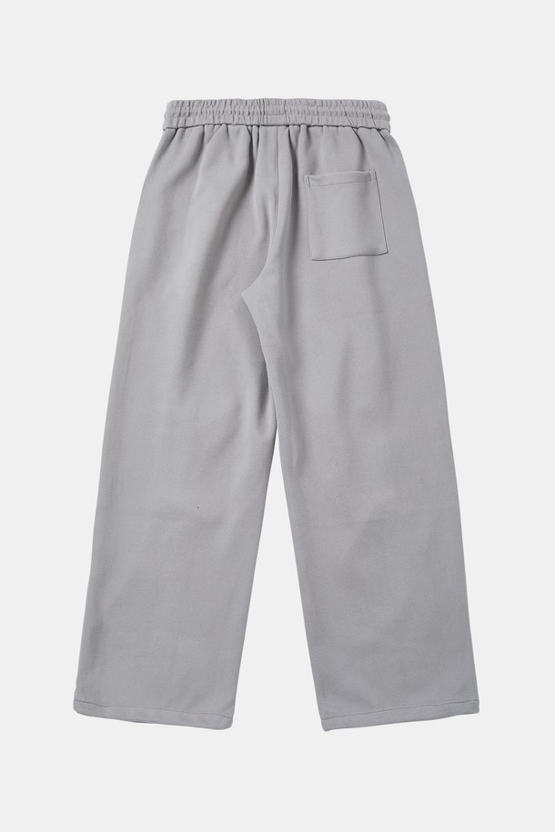 리벳 포인트 밴딩 스웻 팬츠 CPT165는 캐주얼, 스포티, 미니멀 스타일을 모두 아우르는 공용 스웻 팬츠입니다. 그레이 컬러의 무지 디자인으로, 봄, 가을 시즌에 적합하며 일상복으로 편안하게 착용할 수 있습니다. 부드러운 면 소재에 루즈핏으로 제작되어 편안한 착용감을 선사하며, 허리 스트링과 리벳 디테일로 포인트를 더했습니다. 집콕룩, 산책룩, 여행룩 등 다양한 TPO에 활용 가능하며, 밴딩 처리로 활동성을 높였습니다.
