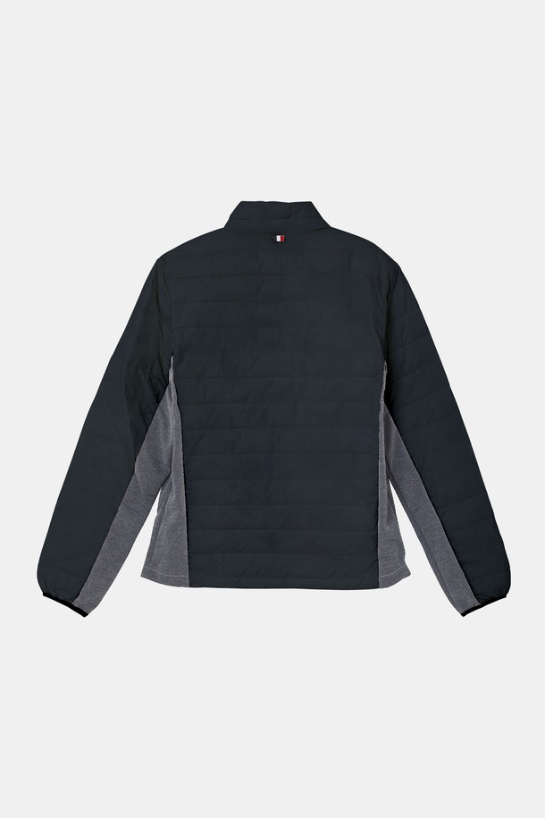 사이드 스판 경량 패딩 점퍼 CJP151은 가을, 겨울 시즌에 활용하기 좋은 남녀 공용 점퍼입니다. 무지 디자인에 블랙, 그레이 두 가지 색상으로 출시되어 미니멀하고 스포티한 스타일을 연출합니다. 가볍고 부드러운 나일론과 스판덱스 혼방 소재로 제작되어 편안한 착용감을 선사하며, 신축성 있는 경량 패딩 충전재로 활동성을 높였습니다. 레귤러핏에 집업 스타일로 간편하게 입고 벗을 수 있으며, 일상복뿐만 아니라 스포츠 활동 시에도 적합합니다. 출근룩과 여행룩에도 잘 어울리는 활용도 높은 아이템입니다.
