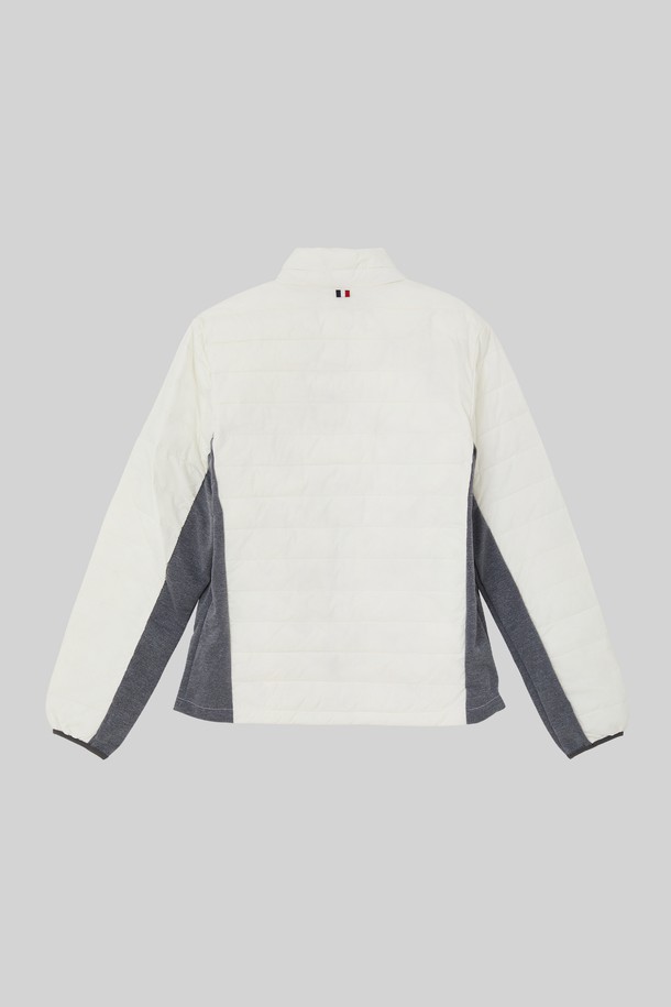 사이드 스판 경량 패딩 점퍼 CJP151는 겨울철 출근룩을 위한 캐주얼, 스포티, 미니멀 스타일의 필수 아이템입니다. 화이트와 그레이 두 가지 색상으로 출시되어 어떤 옷에도 쉽게 매치할 수 있습니다. 얇은 두께감의 경량 패딩으로, 나일론과 폴리에스테르 혼방 소재로 제작되어 부드러운 촉감과 뛰어난 신축성을 자랑합니다. 무지 디자인에 사이드 배색 디테일이 돋보이며, 레귤러핏과 집업 스타일로 편안한 착용감을 선사합니다. 긴 소매 기장의 이 패딩 점퍼는 일상생활에서 폭넓게 활용할 수 있습니다.
