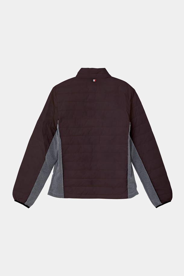 사이드 스판 경량 패딩 점퍼 CJP151는 캐주얼과 스포티한 스타일을 넘나드는 활용도 높은 아우터입니다. 브라운과 그레이 두 가지 색상으로 출시되어 어떤 룩에도 자연스럽게 매치됩니다. 가볍고 부드러운 나일론과 스판덱스 혼방 소재로 제작되어 편안한 착용감을 선사하며, 겨울철에도 따뜻하게 입을 수 있도록 두꺼운 두께감을 갖췄습니다. 출근룩이나 여행룩 등 다양한 TPO에 어울리며, 사이드 배색 디테일이 돋보이는 레귤러핏 경량 패딩 점퍼입니다. 집업 스타일로 간편하게 착용 가능하며, 긴 소매 기장으로 보온성을 높였습니다.
