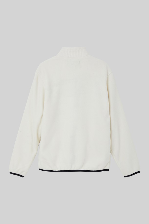 코듀로이 카라 플리스 점퍼 CJP150은 여성용으로, 가을과 겨울에 따뜻하게 입을 수 있는 플리스 점퍼입니다. 캐주얼하고 베이직한 스타일의 무지 디자인으로, 화이트와 블랙 두 가지 색상으로 출시되었습니다. 부드러운 촉감의 코듀로이와 플리스 소재를 사용하여 두꺼운 두께감을 자랑하며, 크롭 기장과 레귤러핏으로 편안하게 착용 가능합니다. 집업 스타일의 긴소매 점퍼로, 카라 디테일과 배색 디자인이 돋보입니다.
