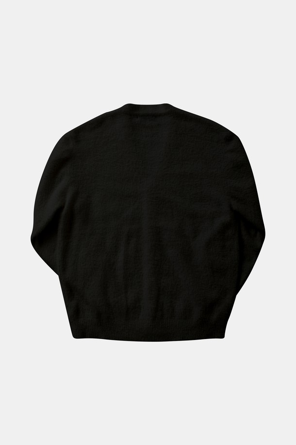 멀티컬러 모헤어 버튼 가디건 CKA107는 여성 의류로, 가을과 겨울에 따뜻하게 입을 수 있는 니트/스웨터입니다. 부드러운 촉감의 모헤어 소재로 제작되었으며, 톤온톤의 멀티컬러 배색이 특징입니다. 루즈핏 크롭 기장으로, 베이직한 디자인에 V넥 라인과 버튼 디테일을 더해 클래식, 미니멀, 캐주얼 스타일을 모두 소화할 수 있습니다. 데이트룩, 모임룩 등 다양한 TPO에 활용 가능하며, 긴 소매 기장으로 포근함을 더했습니다.
