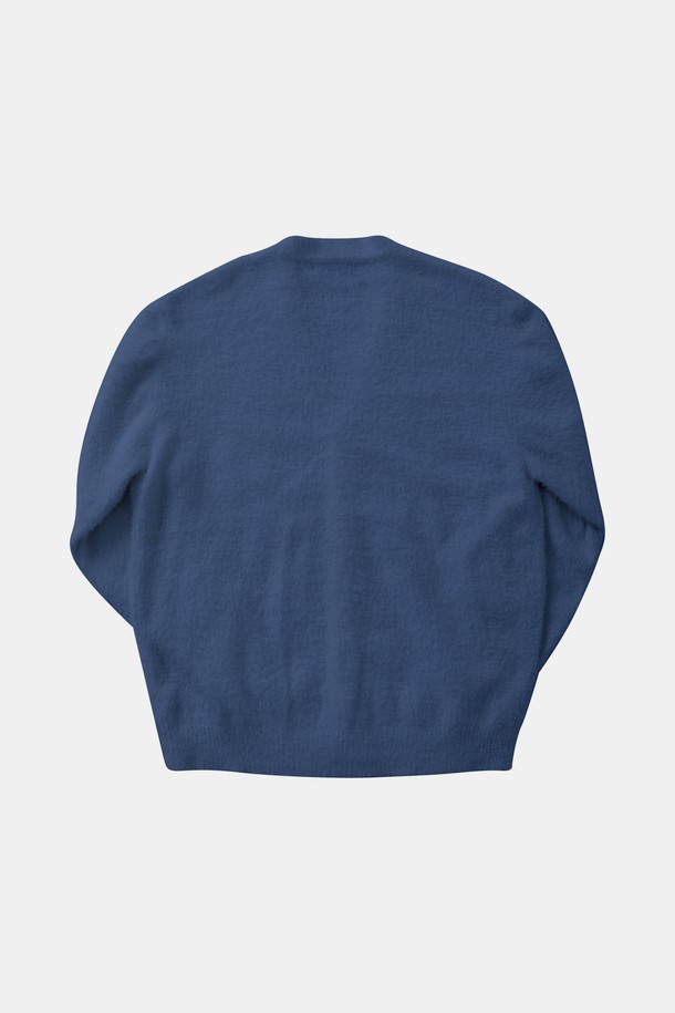 따뜻하고 포근한 분위기의 멀티컬러 모헤어 버튼 가디건 CKA107입니다. 부드러운 촉감의 모헤어 소재로 제작되어 가을, 겨울 시즌에 포근하게 착용하기 좋습니다. 루즈핏과 브이넥 디자인으로 편안하면서도 여성스러운 실루엣을 연출하며, 다양한 룩에 활용하기 좋은 베이직 스타일입니다. 버튼 디테일로 포인트를 더했으며, 데이트룩, 모임룩 등 특별한 날에도 잘 어울립니다. 클래식, 미니멀, 캐주얼 등 어떤 스타일에도 매치하기 쉬운 아이템입니다.
