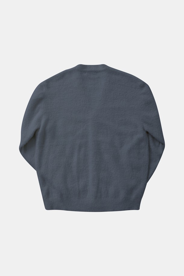 부드러운 모헤어 소재로 제작되어 포근함을 선사하는 멀티컬러 모헤어 버튼 가디건 CKA107입니다. 가을과 겨울 시즌에 어울리는 두꺼운 두께감으로 따뜻하게 착용할 수 있으며, 베이직한 디자인으로 다양한 스타일 연출이 가능합니다. 레귤러 핏과 V넥 라인으로 편안하면서도 여성스러운 실루엣을 연출하며, 버튼 디테일이 포인트로 더해져 클래식, 미니멀, 캐주얼 룩 모두 소화 가능합니다. 데이트룩, 모임룩 등 특별한 날에 세련된 분위기를 더해보세요. 긴 소매 기장으로 따뜻함과 스타일을 동시에 잡았습니다.
