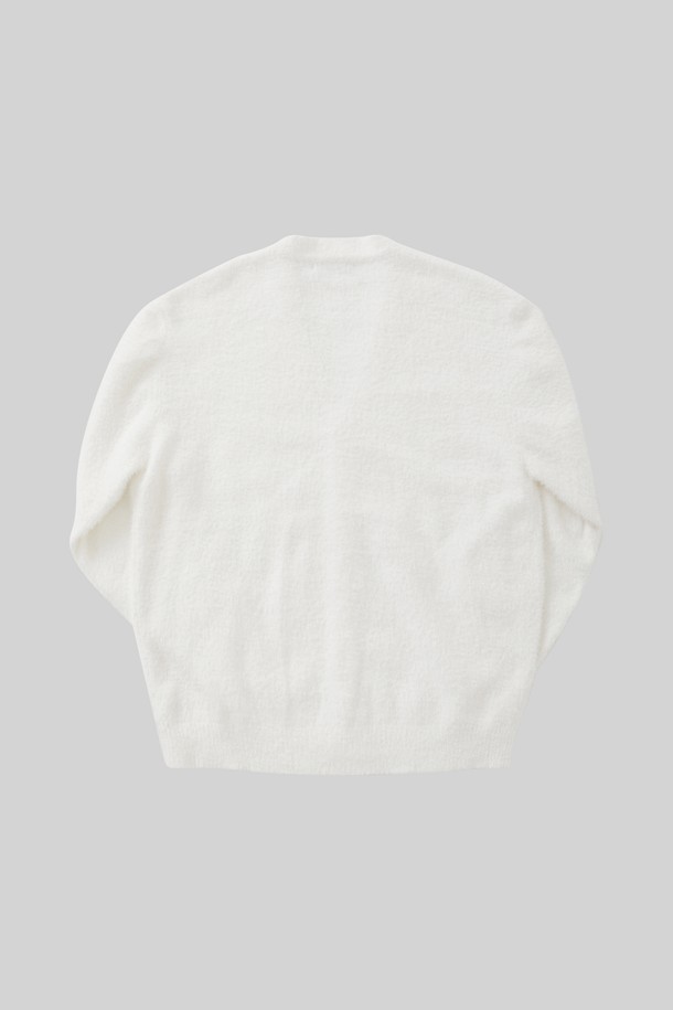 **상품 설명:**

CKA107 멀티컬러 모헤어 버튼 가디건은 여성용 니트/스웨터 상의입니다. 부드러운 촉감의 모헤어 소재로 제작되었으며, 봄, 가을에 착용하기 좋은 얇은 두께의 레귤러핏 가디건입니다. 브이넥 디자인에 긴 소매, 무지 패턴으로 미니멀, 클래식, 캐주얼 스타일을 연출하기 좋습니다. 데이트룩에 어울리는 아이템으로, 버튼 디테일이 돋보입니다.
