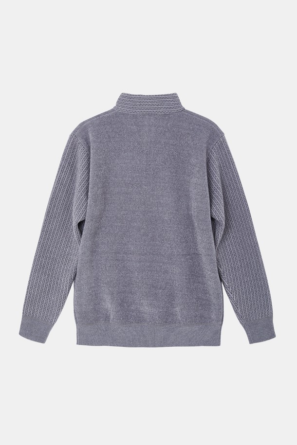 플리스 반집업 하프넥 니트티 CNIT112는 부드러운 촉감과 따뜻한 보온성을 제공하는 여성용 상의입니다. 가을과 겨울, 집콕룩을 위한 캐주얼, 미니멀, 클래식 스타일 연출에 적합합니다. 루즈핏 크롭 기장으로, 하프넥 디자인과 긴 소매, 무지 패턴이 특징입니다. 두꺼운 두께감의 플리스 소재에 골지 소매 디테일로 포인트를 더했습니다. 집업 방식으로 간편하게 착용할 수 있으며, 데일리룩으로 활용하기 좋습니다.
