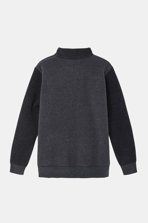 플리스 반집업 하프넥 니트티 CNIT112는 부드러운 촉감의 플리스 소재로 제작되어 가을, 겨울철 따뜻함을 선사하는 상의입니다. 베이직하고 캐주얼한 스타일로, 일상 및 출근룩에 모두 잘 어울립니다. 레귤러핏으로 편안하게 착용 가능하며, 반집업과 하프넥 디자인이 특징입니다. 차콜그레이와 블랙 두 가지 색상으로 제공되며, 긴소매와 두꺼운 두께로 보온성을 높였습니다. 미니멀하고 클래식한 분위기를 연출하여 다양한 스타일링이 가능합니다.
