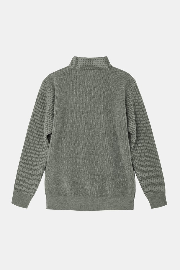 플리스 반집업 하프넥 니트티 CNIT112는 부드러운 촉감의 플리스 소재로 제작되어 가을, 겨울철 따뜻함을 선사하는 상의입니다. 베이직하고 캐주얼한 스타일로 일상에서 편안하게 착용하기 좋으며, 레귤러 핏과 긴 소매 기장으로 활동성을 높였습니다. 하프넥 디자인과 반집업 스타일이 포인트를 더하며, 카키, 그린 두 가지 색상으로 출시되어 출근룩, 캠핑룩 등 다양한 TPO에 활용 가능합니다. 두꺼운 두께감으로 보온성을 높였으며, 미니멀, 클래식한 스타일을 선호하는 분들께 추천합니다.
