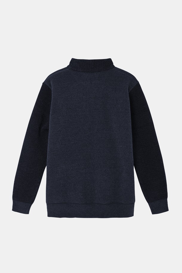 플리스 반집업 하프넥 니트티 CNIT112는 부드러운 플리스 소재로 제작되어 가을과 겨울철 따뜻하게 입을 수 있는 남녀 공용 상의입니다. 레귤러핏으로 편안하게 착용 가능하며, 베이직하고 캐주얼한 스타일을 연출합니다. 하프넥 디자인과 긴 소매 기장, 두꺼운 두께감으로 보온성을 높였으며, 무지 패턴의 네이비 컬러로 어떤 옷에도 쉽게 매치할 수 있습니다. 출근룩과 캠핑룩 모두 소화 가능한 실용적인 아이템으로, 캐주얼, 미니멀, 클래식 스타일을 즐겨 입는 분들께 추천합니다.
