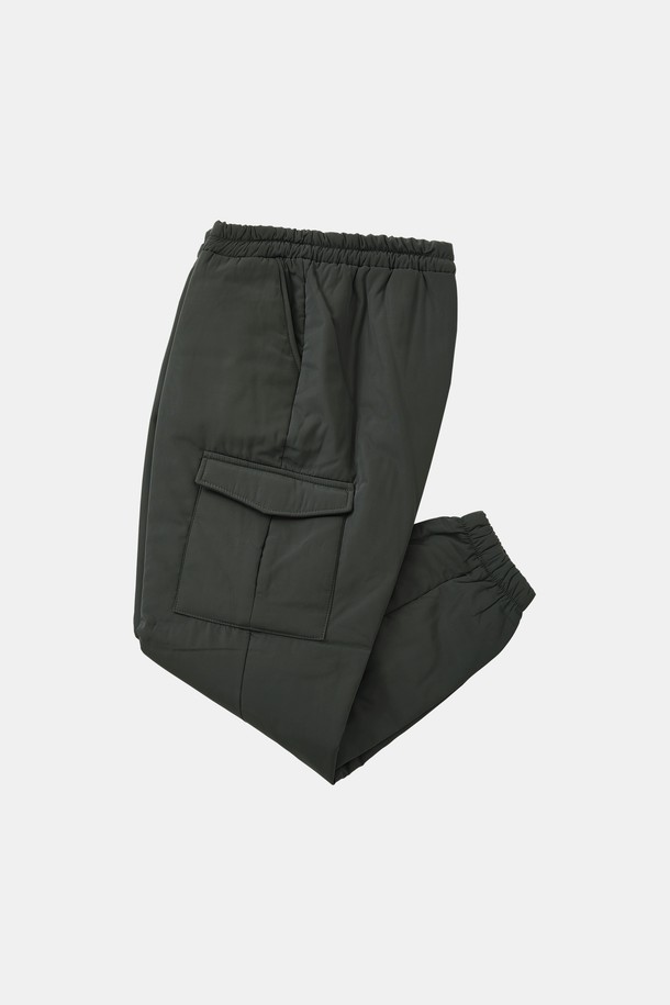 라이프 경량 패딩 조거 팬츠 CPT169는 겨울철 캠핑룩과 캐주얼, 스포티, 미니멀 스타일을 모두 아우르는 활용도 높은 아이템입니다. 부드러운 촉감의 폴리에스터 소재에 릴랙스 핏으로 편안함을 더했으며, 가볍지만 두꺼운 패딩 안감으로 보온성을 높였습니다. 무지 디자인에 카키, 그린 두 가지 색상으로 출시되어 어떤 상의에도 쉽게 매치할 수 있습니다. 밑단 밴딩과 사이드 포켓 디테일이 실용성을 더하여 일상과 캐주얼한 활동에 적합합니다. 
