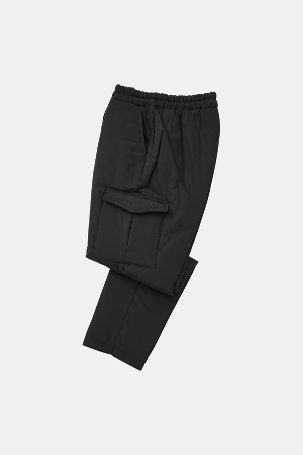 라이프(Life) 경량 패딩 일자 팬츠 CPT170은 겨울철 따뜻함과 스타일을 동시에 만족시키는 공용 패딩 팬츠입니다. 부드러운 촉감의 나일론 소재와 넉넉한 두께의 패딩 안감으로 제작되어 뛰어난 보온성을 제공합니다. 일자핏 디자인으로 편안한 착용감을 선사하며, 허리 밴딩 처리로 활동성을 높였습니다. 가볍고 부담 없는 경량 패딩으로 일상에서 캐주얼하고 미니멀한 스타일을 연출하기 좋습니다. 실용적인 사이드 포켓이 있어 소지품 보관에도 용이합니다.
