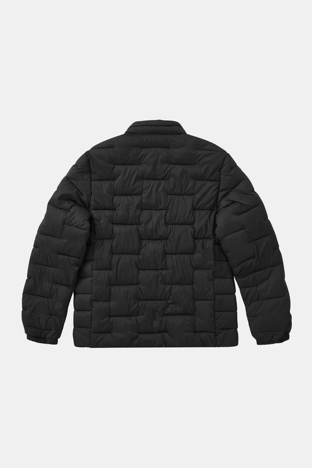 가볍고 따뜻한 겨울을 위한 필수템, 경량 사선 누빔 패딩 점퍼 CJP155입니다. 가볍고 부드러운 나일론 소재를 사용하여 편안한 착용감을 선사하며, 사선 퀄팅 디자인으로 세련된 무드를 더했습니다. 레귤러핏으로 제작되어 어떤 스타일에도 자연스럽게 어울리며, 집업 스타일로 간편하게 착용 가능합니다. 출근룩, 여행룩 등 다양한 TPO에 활용하기 좋으며, 캐주얼, 미니멀, 클래식 스타일을 즐겨 입는 분들께 추천합니다. 특히 얇은 두께감으로 간절기에도 부담 없이 착용할 수 있습니다.
