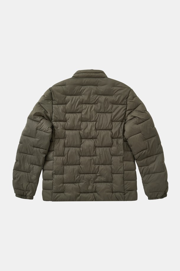 **경량 사선 누빔 패딩 점퍼 CJP155**는 가볍고 따뜻한 겨울철 필수 아우터입니다. 캐주얼하고 베이직한 스타일로, 어떤 룩에도 쉽게 매치할 수 있습니다. 숏 기장의 레귤러핏으로 활동성을 높였으며, 경량 소재와 사선 퀄팅 디자인을 더해 세련된 느낌을 줍니다. 부드러운 촉감의 나일론과 폴리에스테르 혼방 소재로 제작되어 편안한 착용감을 선사합니다. 카키와 올리브 두 가지 색상으로 출시되어, 취향에 맞게 선택할 수 있습니다.
