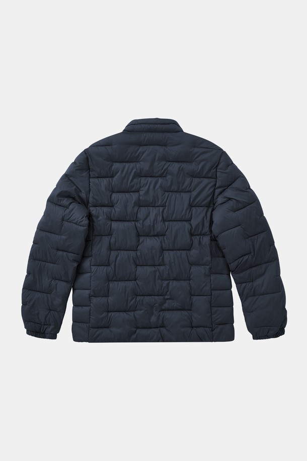 **경량 사선 누빔 패딩 점퍼 CJP155**는 가볍고 따뜻한 착용감을 선사하는 겨울철 필수 아이템입니다. 캐주얼 및 미니멀 스타일을 지향하며, 출근룩에도 활용하기 좋은 활용도 높은 디자인입니다. 블랙 컬러의 레귤러핏으로 제작되었으며, 나일론 소재를 사용하여 부드러운 촉감을 느낄 수 있습니다. 사선 누빔 패턴이 특징이며, 집업 스타일로 간편하게 착용 가능합니다. 경량 소재와 두꺼운 두께로 보온성을 높였습니다.
