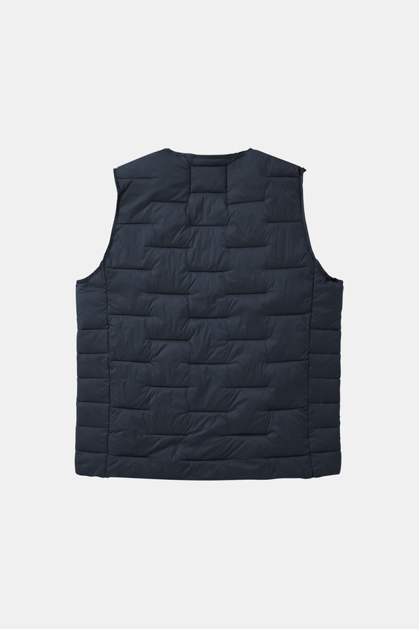 네이비 컬러의 경량 패딩 누빔 이너 조끼 CJP154입니다. 가을, 겨울철 출근룩에 활용하기 좋은 캐주얼, 미니멀, 클래식 스타일의 베스트입니다. 부드러운 촉감의 나일론 소재와 두꺼운 두께감으로 보온성을 높였습니다. 퀄팅 패턴의 레귤러핏 디자인과 집업 여밈 방식으로 편안하게 착용 가능하며, 민소매 크롭 기장으로 다양한 스타일 연출에 용이합니다. 경량 소재로 활동성을 높여 데일리룩으로 활용하기 좋습니다.
