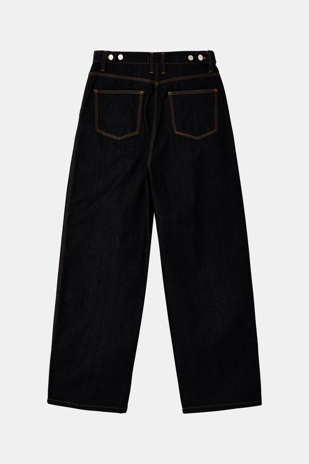 블랙 컬러의 남성용 원턱 루즈핏 데님 팬츠 CJN111입니다. 봄, 여름, 가을 3계절 착용하기 좋은 두께감으로, 캐주얼하고 미니멀한 스타일을 연출할 수 있습니다. 넉넉한 루즈핏으로 편안한 착용감을 선사하며, 무지 디자인으로 어떤 상의와도 쉽게 매치할 수 있습니다. 데님 소재 특유의 견고함과 자연스러운 핏이 특징입니다. 일상복으로 활용하기 좋은 실용적인 아이템입니다.
