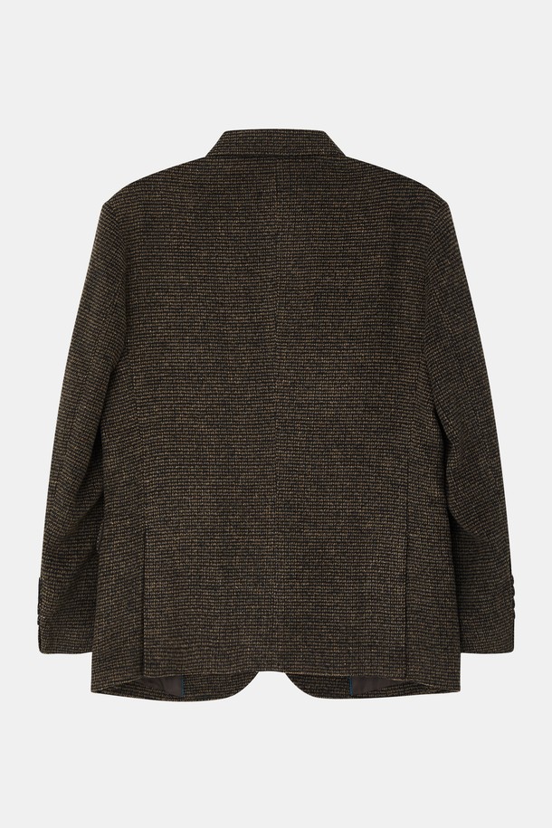 모던한 감각을 더한 울 모눈 체크 버튼 재킷 CJK119입니다. 블랙브라운 컬러의 모눈 체크 패턴이 세련된 느낌을 주며, 울과 폴리에스터 혼방 소재로 제작되어 봄, 여름, 가을, 겨울 사계절 모두 활용 가능합니다. 베이직 핏에 전체 안감 처리로 편안한 착용감을 선사하며, 버튼 여밈 방식으로 클래식하고 미니멀한 스타일을 연출합니다. 출근룩, 비즈니스 캐주얼, 모임룩 등 다양한 TPO에 활용하여 시크한 매력을 뽐낼 수 있습니다.
