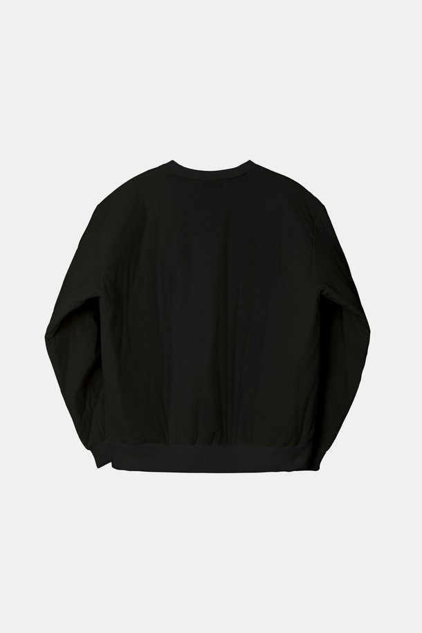 블랙 컬러의 슬리브 포켓 방풍 패딩 맨투맨 CTEE127입니다. 넉넉하고 편안한 레귤러핏으로 제작되었으며, 캐주얼, 스포티, 미니멀 스타일을 모두 소화할 수 있습니다. 봄, 가을, 겨울 세 계절 모두 착용 가능하며, 특히 쌀쌀한 날씨에 출근룩으로 활용하기 좋습니다. 부드러운 면 소재에 두꺼운 두께감과 패딩 안감, 방풍 기능을 더해 따뜻하게 착용할 수 있으며, 소매 기장이 긴 라운드넥 디자인입니다.
