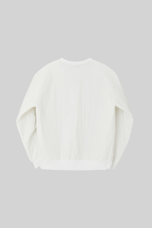 "슬리브 포켓 방풍 패딩 맨투맨 CTEE127"은 캐주얼, 스포티, 미니멀 스타일을 추구하는 분들을 위한 공용 맨투맨입니다. 부드러운 면 소재에 안감은 패딩으로 제작되어, 봄, 가을, 겨울 3계절 모두 따뜻하게 착용할 수 있습니다. 무지 디자인에 레귤러 핏, 긴 소매 기장으로 어떤 스타일에도 잘 어울리며, 라운드넥으로 편안함을 더했습니다. 방풍 기능과 포켓 디테일이 실용성을 높여 일상생활에서 활용하기 좋습니다.
