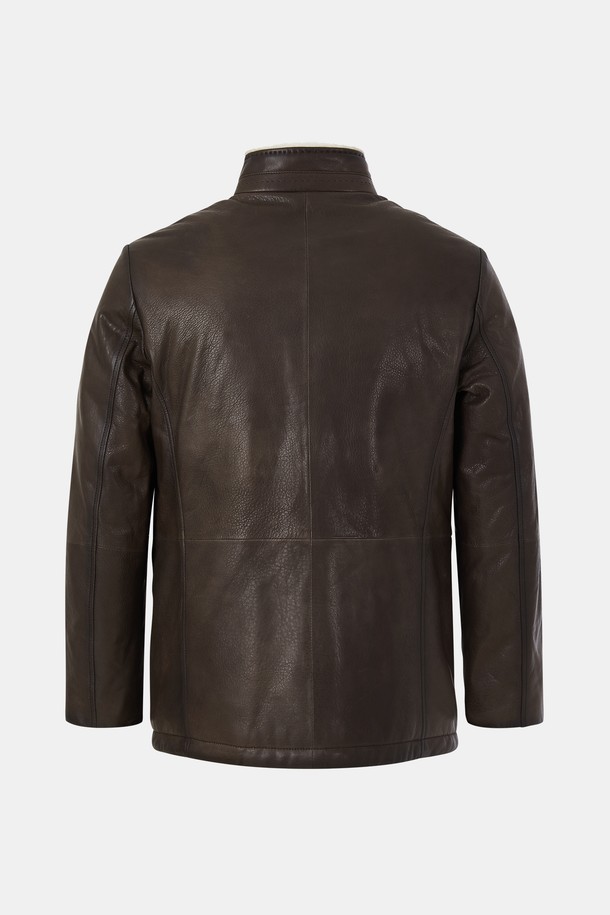 부드러운 양가죽 소재의 브라운 컬러 구스다운 재킷 CLJP127입니다. 겨울철 일상과 출근룩, 모임룩에 모두 잘 어울리는 클래식하고 미니멀한 스타일을 연출할 수 있습니다. 레귤러핏에 버튼 여밈 방식으로, 따뜻한 퍼 안감과 포켓 디테일이 돋보입니다. 두꺼운 두께감으로 뛰어난 보온성을 제공하며, 긴 소매 기장으로 안정적인 착용감을 선사합니다. 무지 디자인으로 어떤 옷에도 매치하기 용이합니다.
