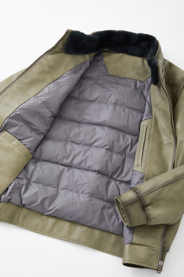 램스킨 라인 워싱 구스다운 점퍼 CLJP128은 남성용 구스다운 점퍼입니다. 부드러운 램스킨 소재에 워싱 처리하여 자연스러운 멋을 더했으며, 겨울철 캐주얼 스타일을 완성합니다. 톤 다운된 카키 컬러와 레귤러핏 디자인으로 어떤 옷에도 쉽게 매치할 수 있습니다. 출근룩과 여행룩에 모두 활용 가능하며, 미니멀, 클래식 스타일을 선호하는 분들께 추천합니다. 
