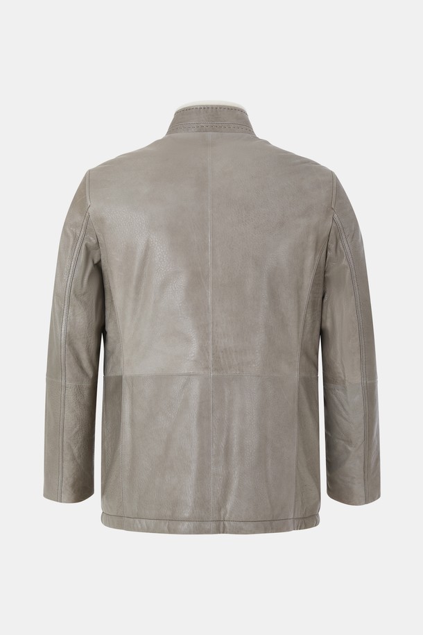 부드러운 양가죽 소재의 남성용 구스다운 재킷입니다. 클래식하고 베이직한 스타일로, 겨울철 일상에서 따뜻하게 착용하기 좋습니다. 베이지 컬러에 레귤러 핏으로 제작되었으며, 넉넉한 빅포켓 디테일이 돋보입니다. 버튼 여밈 방식으로 간편하게 착용할 수 있으며, 긴 소매 기장과 두꺼운 두께감으로 보온성을 높였습니다. 
