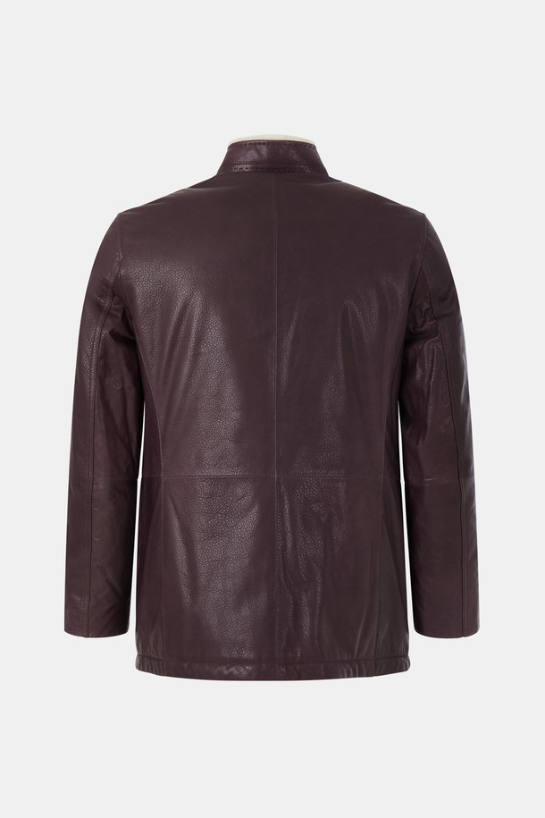 부드러운 양가죽 소재의 남성용 구스다운 재킷입니다. 클래식하고 미니멀한 스타일로, 겨울철 출근룩에 적합합니다. 넉넉한 빅포켓 디자인이 특징이며, 레귤러핏으로 편안한 착용감을 선사합니다. 브라운 컬러의 무지 디자인으로 어떤 옷에도 쉽게 매치할 수 있습니다. 두꺼운 두께감으로 뛰어난 보온성을 제공합니다.
