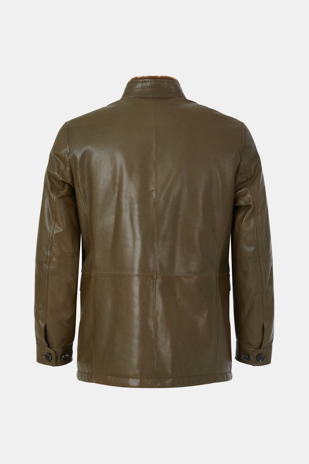 코팅 램스킨 미들넥 구스다운 재킷 CLJP126은 남성용 겨울 아우터로, 클래식한 스타일을 연출합니다. 램스킨 소재에 구스다운 충전재를 사용하여 부드러운 촉감과 뛰어난 보온성을 제공합니다. 미디엄 기장의 카키색 무지 디자인으로, 출근룩이나 데이트룩 등 다양한 TPO에 활용 가능합니다. 버튼 여밈 방식과 레귤러핏으로 편안한 착용감을 선사하며, 시크하고 미니멀한 스타일을 완성합니다. 긴 소매와 코팅 처리된 디자인이 특징이며, 두꺼운 두께감으로 따뜻하게 착용할 수 있습니다.
