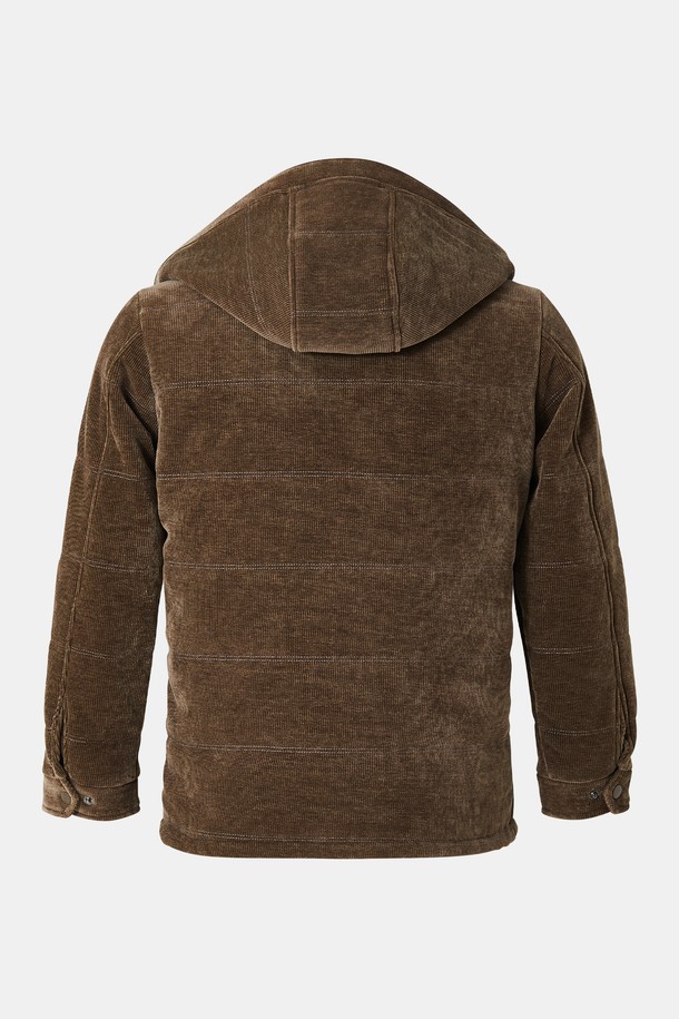 **코듀로이 패딩 후드 탈부착 점퍼 CJP134**는 부드러운 코듀로이 소재로 제작되어 포근한 촉감을 선사하는 남성용 겨울 점퍼입니다. 캐주얼, 클래식, 미니멀 스타일을 모두 아우르는 디자인으로, 일상 및 출근룩에 활용하기 좋습니다. 넉넉한 두께감과 레귤러 핏으로 편안한 착용감을 제공하며, 후드는 탈부착이 가능하여 다양한 연출이 가능합니다. 브라운 컬러의 무지 디자인으로 어떤 옷에도 쉽게 매치할 수 있는 활용도 높은 아이템입니다. 집업 스타일로 간편하게 입고 벗을 수 있습니다.
