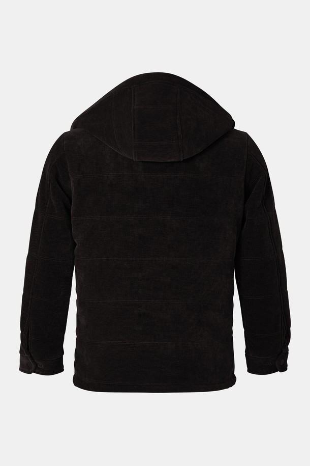 코듀로이 패딩 후드 탈부착 점퍼 CJP134는 겨울철 일상과 출근룩에 모두 활용 가능한 남녀 공용 점퍼입니다. 부드러운 촉감의 코듀로이 소재와 두꺼운 두께, 안감 패딩으로 보온성을 높였습니다. 무지 디자인에 레귤러핏으로 제작되어 캐주얼, 미니멀, 클래식 스타일을 모두 소화할 수 있습니다. 후드는 탈부착이 가능하여 다양한 스타일 연출이 가능하며, 긴 소매와 집업 여밈 방식으로 편안하게 착용할 수 있습니다. 블랙 색상으로 어떤 옷에도 잘 어울려 활용도가 높습니다.
