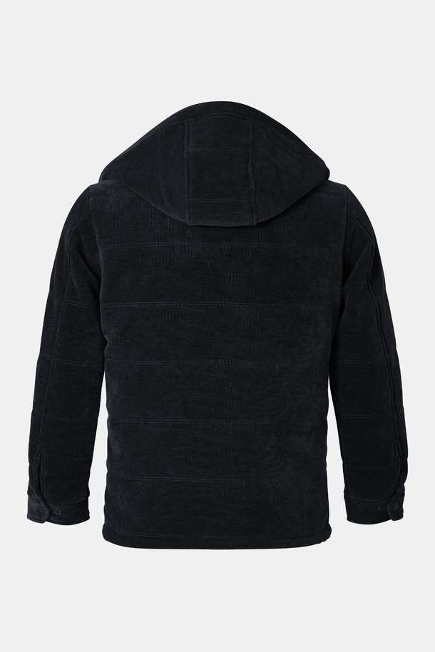 코듀로이 소재의 따뜻함을 느낄 수 있는 남녀 공용 코듀로이 패딩 후드 탈부착 점퍼 CJP134입니다. 겨울철 추위를 막아줄 두꺼운 두께감과 부드러운 촉감이 특징이며, 캐주얼 스타일에 미니멀하고 클래식한 무드를 더해줍니다. 블랙 컬러의 무지 디자인으로 어떤 옷에도 쉽게 매치할 수 있으며, 레귤러핏으로 편안한 착용감을 선사합니다. 집업 방식에 긴 소매 기장으로 활동성을 높였으며, 탈부착 가능한 후드로 다양한 스타일 연출이 가능합니다. 안감은 패딩 처리되어 보온성을 극대화한 데일리 점퍼입니다.
