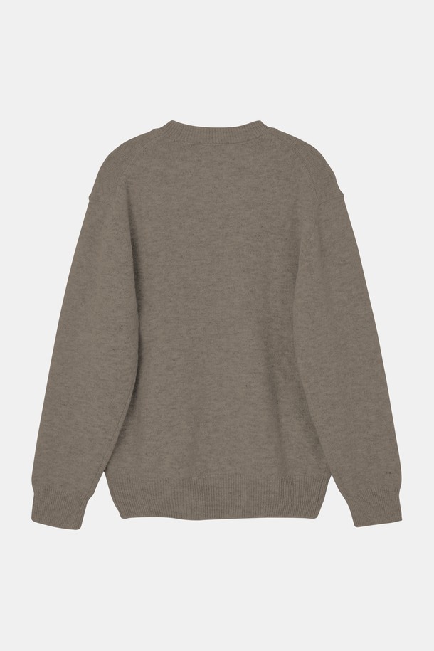 멀티컬러 에어울 긴팔 니트 CNIT109는 가을, 겨울 시즌에 어울리는 여성용 상의입니다. 부드러운 촉감의 울 소재로 제작되었으며, 라운드넥과 레귤러핏 디자인으로 편안한 착용감을 선사합니다. 베이직한 스타일의 무지 패턴에 크롭 기장과 긴소매가 특징이며, 출근룩과 모임룩에 모두 잘 어울립니다. 클래식, 미니멀, 캐주얼 등 다양한 스타일을 연출할 수 있는 활용도 높은 아이템입니다.
