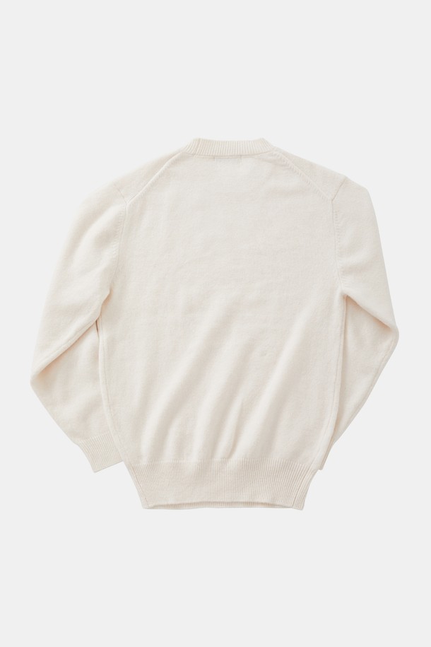 아이보리와 화이트 컬러의 멀티컬러 에어울 긴팔 니트 CNIT109입니다. 부드러운 촉감의 울(Wool) 혼방 소재로 제작되어 가을, 겨울 시즌에 따뜻하게 착용하기 좋습니다. 라운드넥 디자인에 루즈핏으로 편안한 착용감을 선사하며, 크롭 기장으로 트렌디한 스타일을 연출합니다. 베이직하고 미니멀한 무드의 무지 디자인으로 다양한 룩에 활용하기 좋은 캐주얼한 긴팔 니트입니다.
