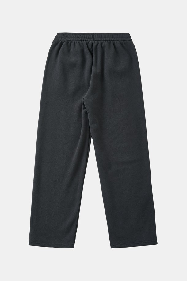 따뜻함과 편안함을 동시에 선사하는 일자핏 보아털 스판 플리스 팬츠 CPT171입니다. 부드러운 촉감의 플리스 소재와 스판덱스의 혼방으로 제작되어 활동성을 높였으며, 안감은 보아털로 마감하여 뛰어난 보온성을 제공합니다. 허리 밴딩 처리로 편안한 착용감을 선사하며, 무지 디자인과 레귤러핏으로 다양한 스타일 연출에 용이합니다. 일상생활은 물론, 집콕룩과 산책룩으로 활용하기 좋으며, 캐주얼, 미니멀, 클래식 스타일을 즐겨 입는 분들께 추천합니다.
