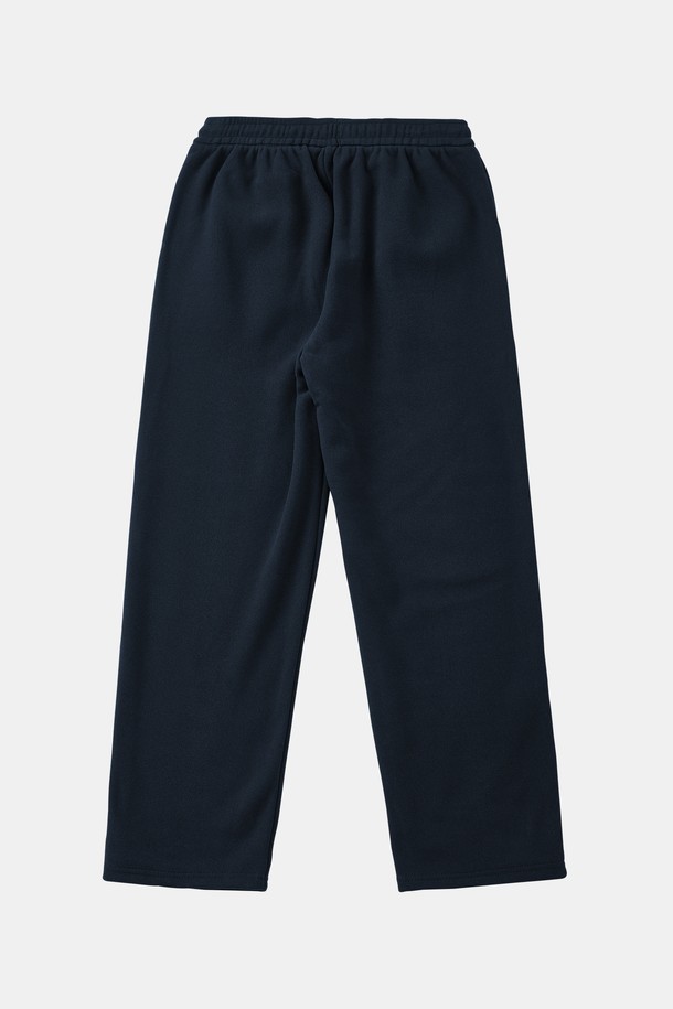 일자핏 보아털 스판 플리스 팬츠 CPT171는 부드러운 촉감과 따뜻함을 선사하는 남녀 공용 플리스 팬츠입니다. 보아털 안감과 두꺼운 두께로 가을, 겨울철에도 포근하게 착용할 수 있으며, 스판덱스 소재 혼방으로 활동성을 높였습니다. 일상, 캐주얼은 물론 집콕룩, 산책룩 등 다양한 TPO에 활용하기 좋습니다. 미니멀하고 스포티한 스타일을 연출하며, 밴딩 처리로 편안한 착용감을 제공합니다.
